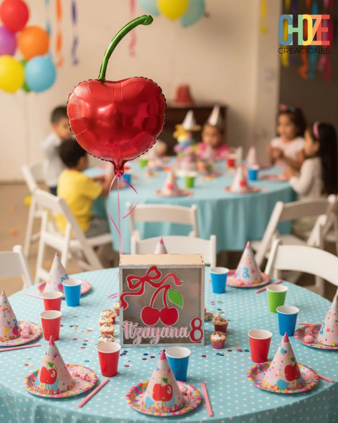 Centro de mesa decorativo cortado en MDF con diseño geométrico para eventos y fiestas.