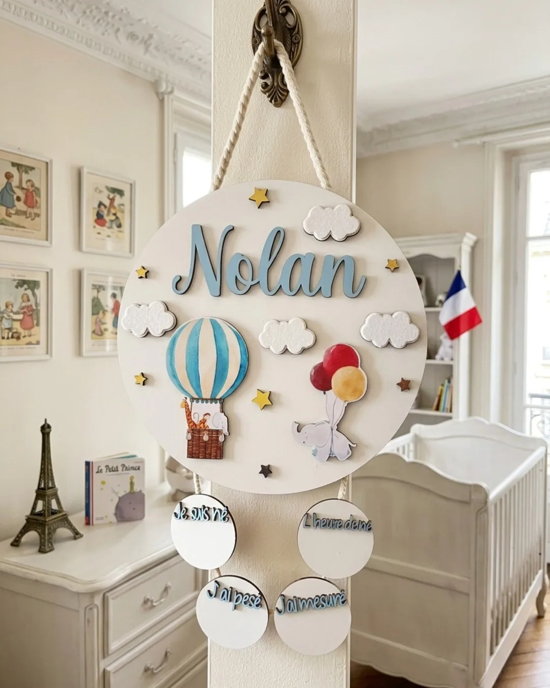 Letrero personalizado en MDF con nombre calado en tipografía cursiva para decoración de recámaras.